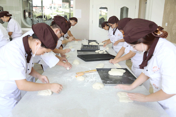 学员制作面包