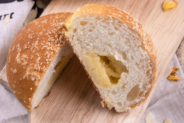 做面包时面团为什么要排气？有什么作用？