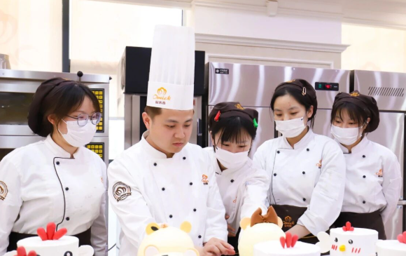  来河南欧米奇学西点 不看分数的烘焙职校